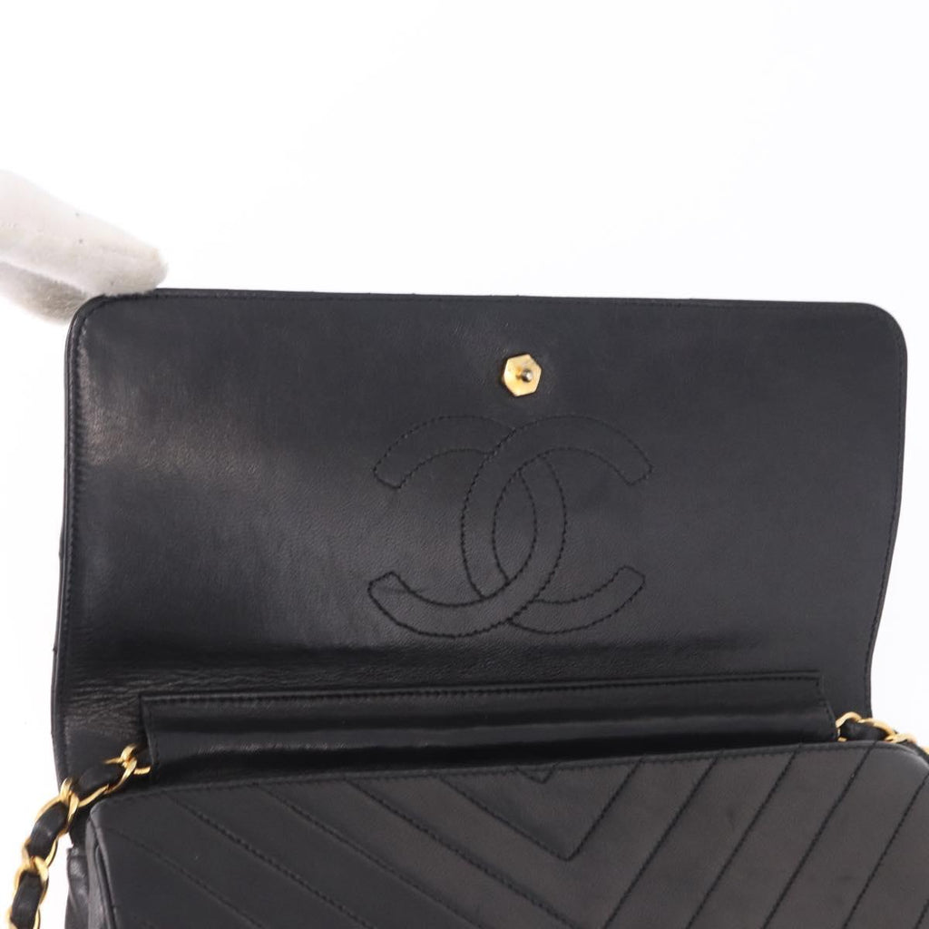 Chanel - V stich chain shoulder