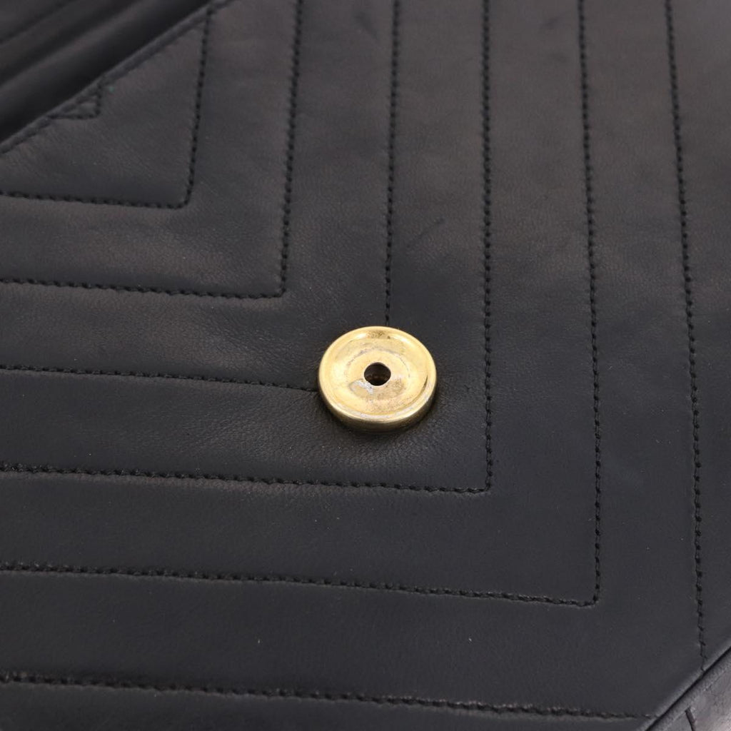 Chanel - V stich chain shoulder