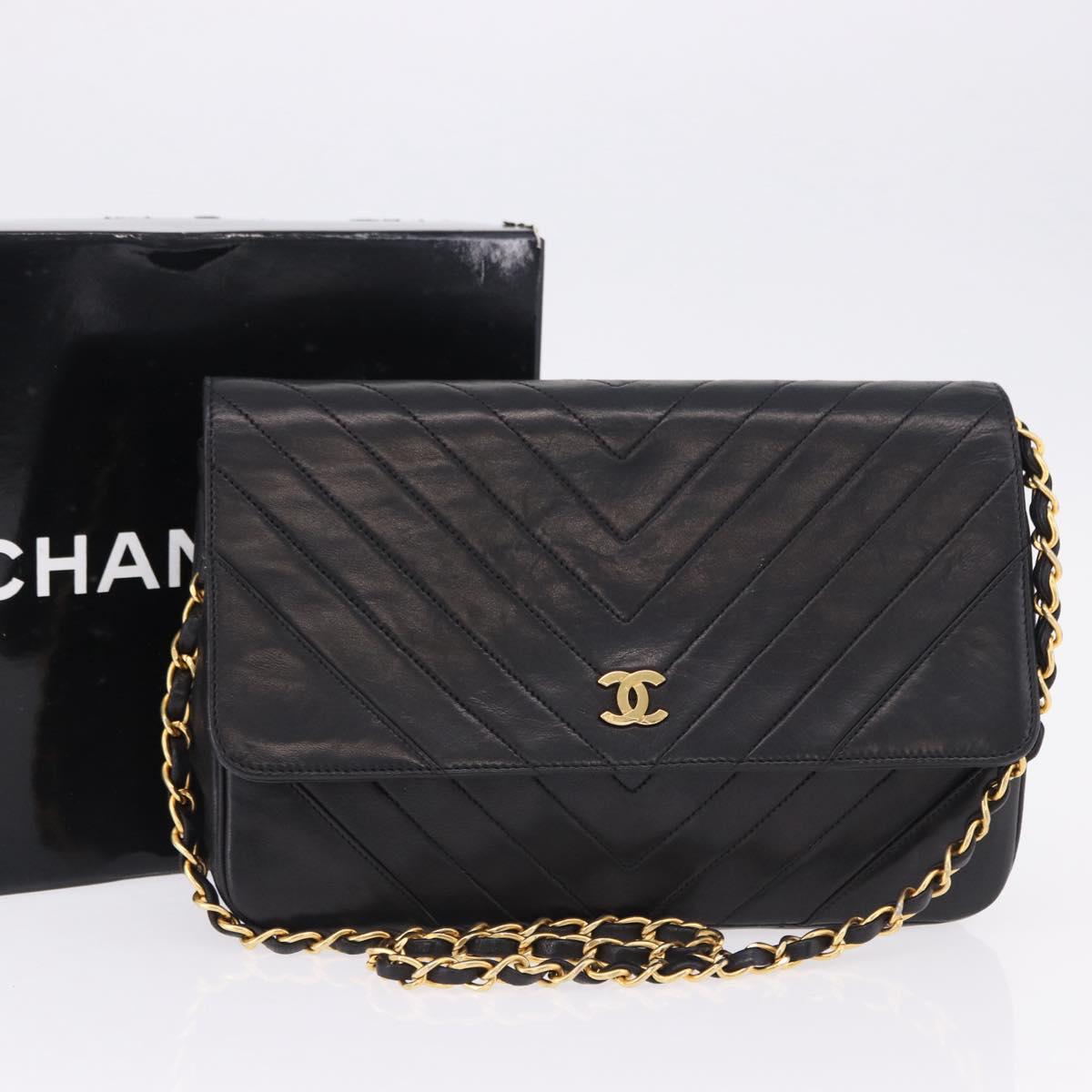Chanel - V stich chain shoulder